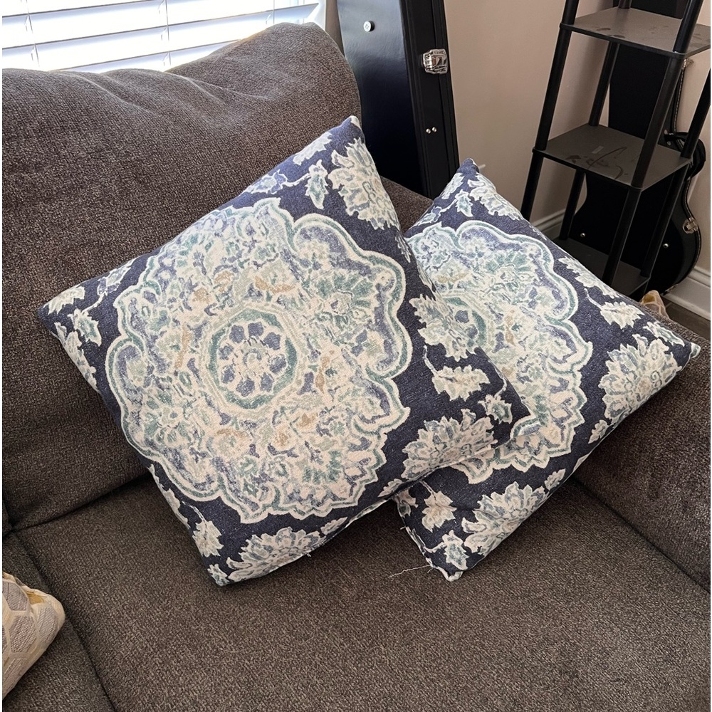 NWOT DECORATIVE THROW PILLOWS